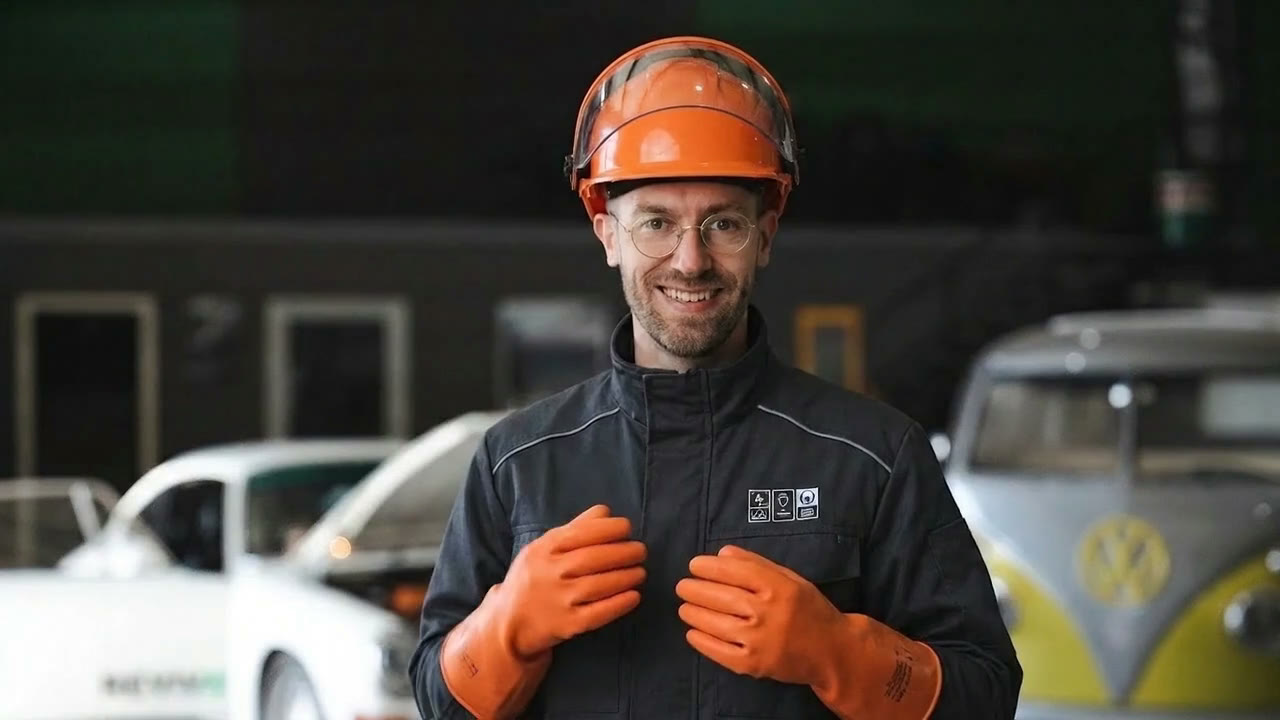 Jonathan Wenk in Hochvolt-Schutzausrüstung