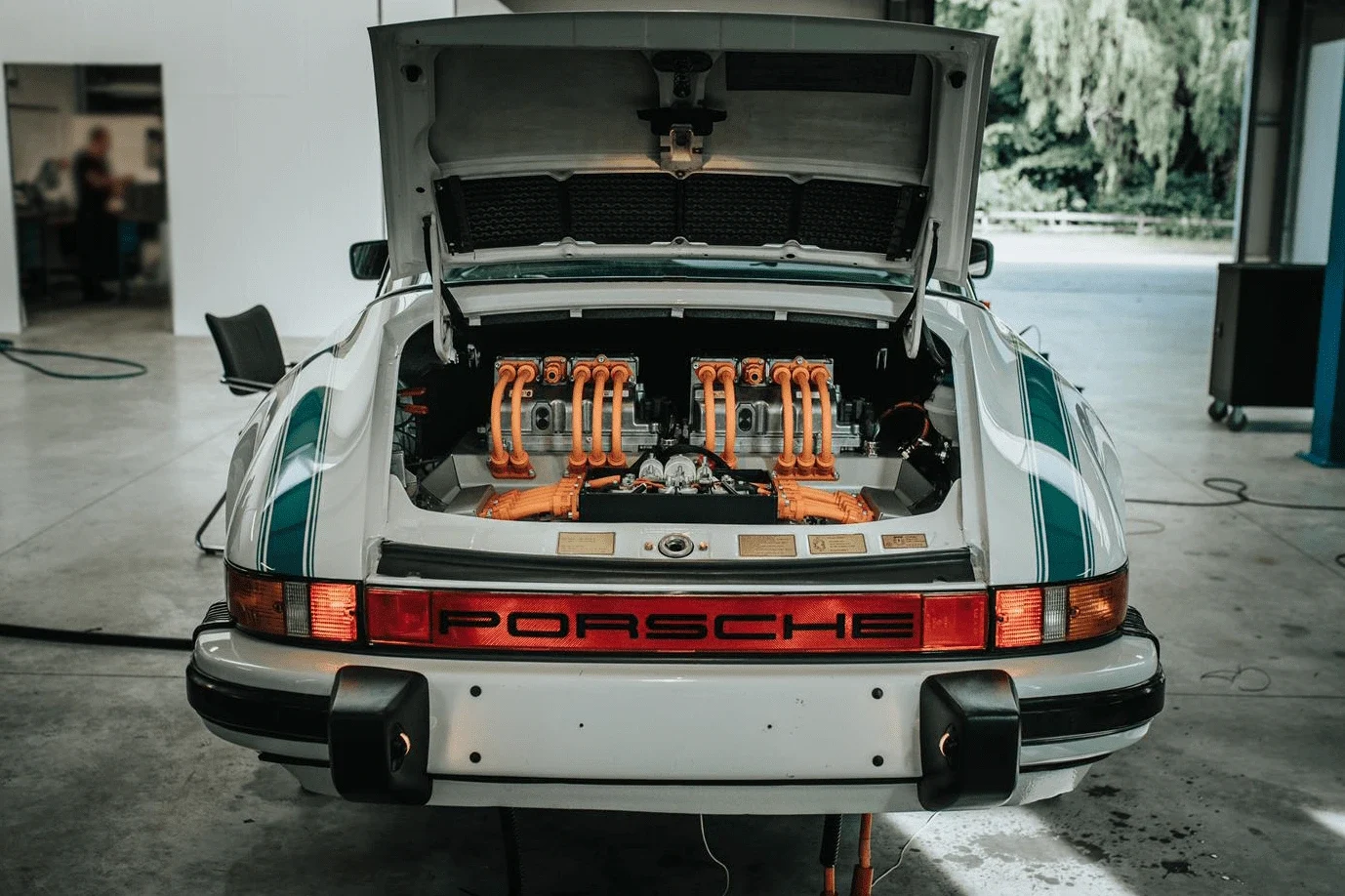 Bild mit einem e-Porsche (Revive)